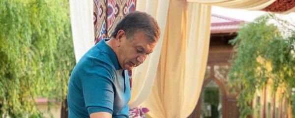 Шавкат Мирзиёев готовит плов дома Шавкат Мирзиёев готовит плов дома - Sputnik Узбекистан