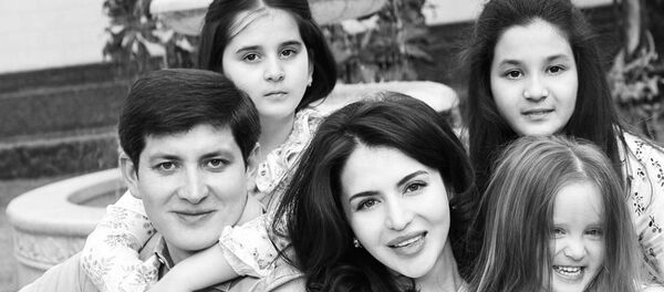 Зять президента Узбекистана поделился семейным снимком в Instagram Зять президента Узбекистана поделился семейным снимком в Instagram - Sputnik Узбекистан