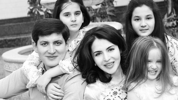 Зять президента Узбекистана поделился семейным снимком в Instagram - Sputnik Узбекистан