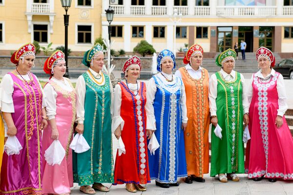 Женщины в русских национальных нарядах - Sputnik Узбекистан