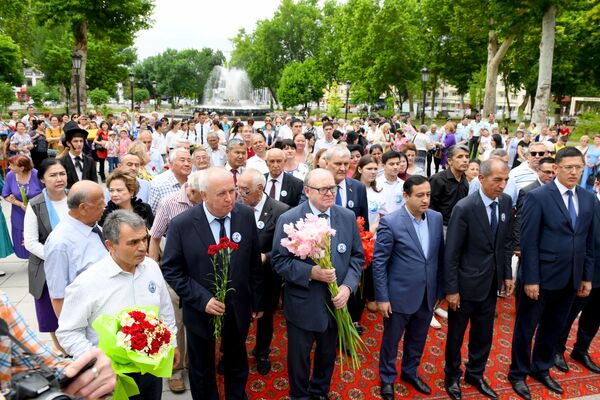 Тюрденев и народ на возложении цветов Пушкину - Sputnik Узбекистан