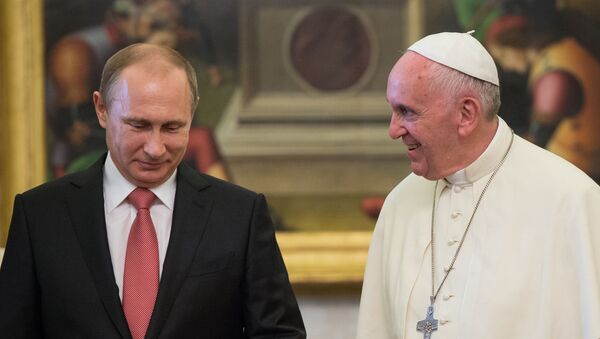 Президент России Владимир Путин (слева) и папа римский Франциск во время встречи в Ватикане - Sputnik Узбекистан