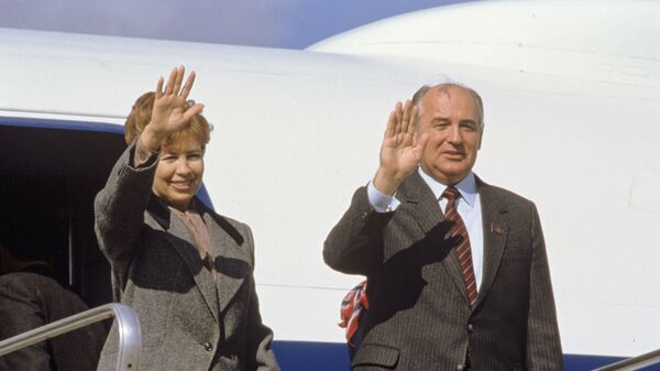 Generalniy sekretar SK KPSS Mixail Gorbachev s suprugoy Raisoy vo vremya prebivaniya vo Fransii (2-5 oktabrya 1985 goda). - Sputnik O‘zbekiston