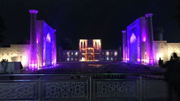 Световое шоу на площади Регистан в Самарканде. - Sputnik Узбекистан