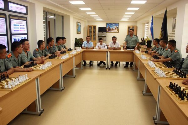 Мировая звезда шахмат сыграл с узбекскими курсантами - Sputnik Узбекистан