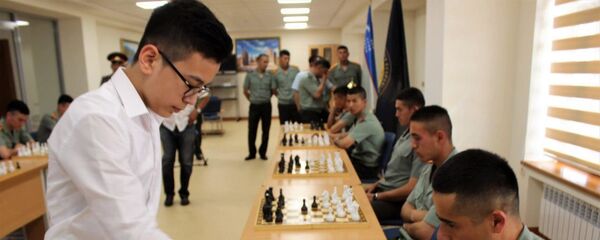 Нодирбек Абдусатторов сыграл с курсантами Академии Вооруженных Сил - Sputnik Узбекистан