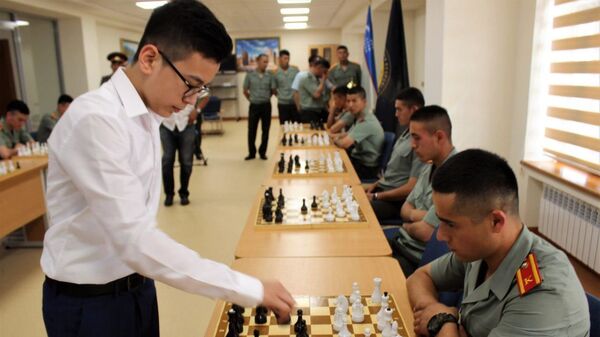 Нодирбек Абдусатторов сыграл с курсантами Академии Вооруженных Сил - Sputnik Узбекистан