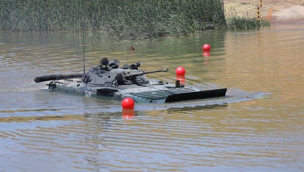 В Чирчике курсанты выполняли упражнения по управлению танками под водой - Sputnik Ўзбекистон