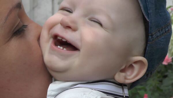 Мальчика, чья мама умерла от рака, вернули в приемную семью - видео - Sputnik Узбекистан