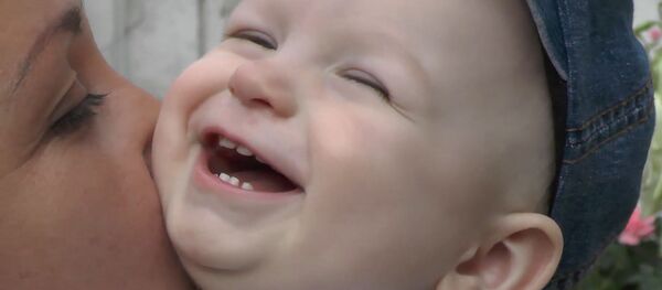 Мальчика, чья мама умерла от рака, вернули в приемную семью - видео Мальчика, чья мама умерла от рака, вернули в приемную семью - видео - Sputnik Узбекистан