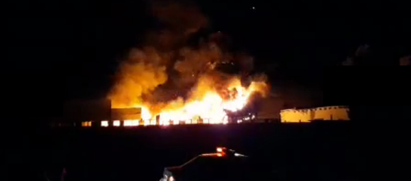 Крупнейший продуктовый рынок сгорел  в Ферганской области - видео - Sputnik Ўзбекистон