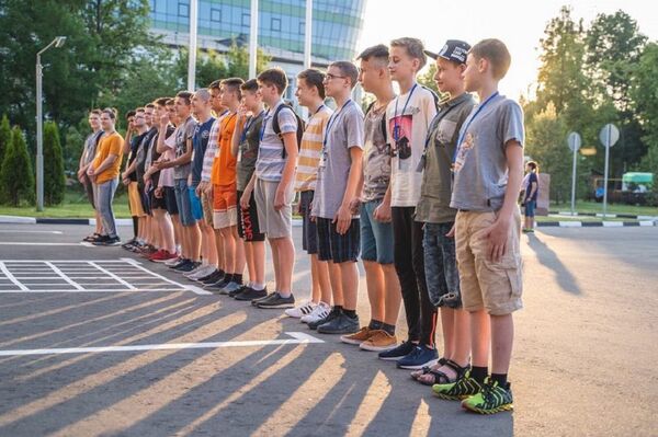 Учащиеся из СНГ приехали в олимпиадную школу Физтеха в Подмосковье - Sputnik Узбекистан