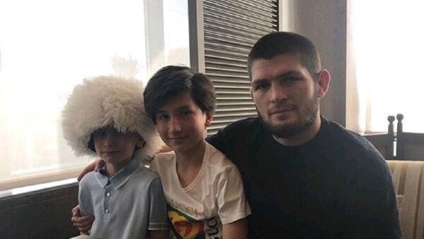 Хабиб Нурмагомедов позвал на свой бой сына и внука Мирзиёева - фото - Sputnik Узбекистан