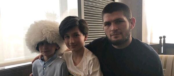 Хабиб Нурмагомедов позвал на свой бой сына и внука Мирзиёева - фото Хабиб Нурмагомедов позвал на свой бой сына и внука Мирзиёева - фото - Sputnik Узбекистан