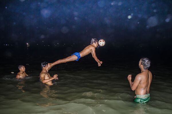 Решающий момент в матче по водному поло, Индия - Sputnik Узбекистан