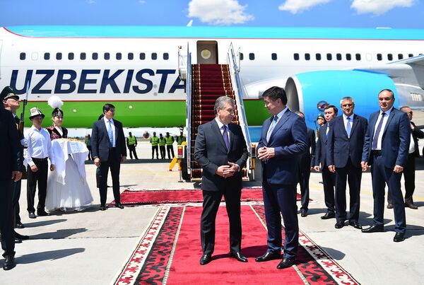 Шавкат Мирзиёев прибыл в Бишкек: кто встретил узбекского лидера - Sputnik Узбекистан