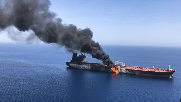 Горящий танкер в Оманском заливе - Sputnik Ўзбекистон