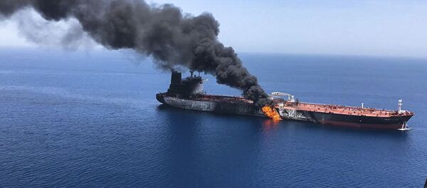 Горящий танкер в Оманском заливе Горящий танкер в Оманском заливе - Sputnik Ўзбекистон