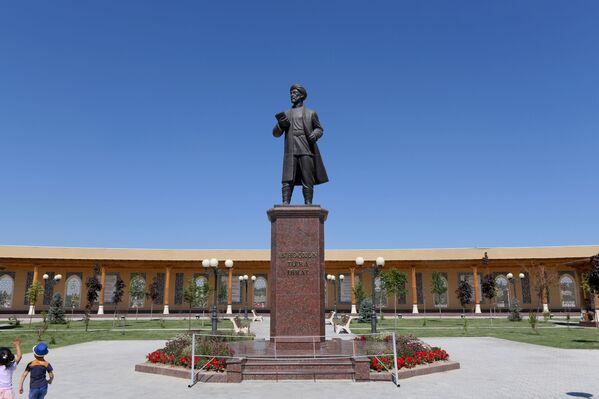 Мемориальный комплекс имени Исхокхона Ибрата  - Sputnik Узбекистан