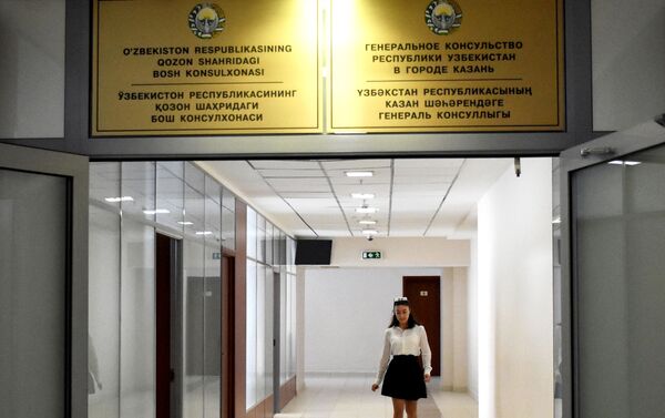 Сотрудница консульства во время открытия консульства Узбекистана в Казани - Sputnik Ўзбекистон