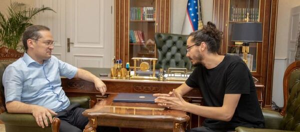 Без загранпаспорта и телефона: Алламжонов встал на защиту блогера и фотографа - Sputnik Узбекистан