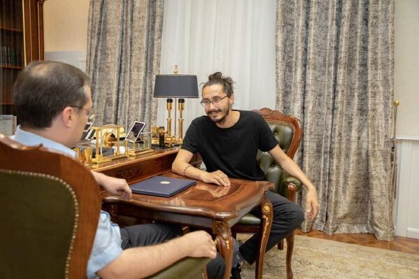 Без загранпаспорта и телефона: Алламжонов встал на защиту блогера и фотографа - Sputnik Узбекистан