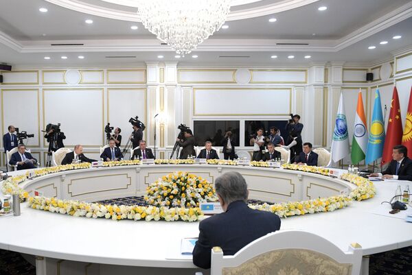 Президент РФ В. Путин принимает участие в заседании Совета глав государств – членов ШОС в Бишкеке - Sputnik Узбекистан