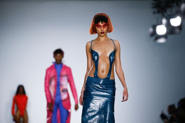 Модели представляют коллекцию на шоу Fashion East на мужской неделе моды в Лондоне, Великобритания. - Sputnik Узбекистан