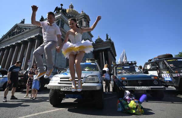 Участники фестиваля скорости SPIEF Drive на Исаакиевской площади в Санкт-Петербурге. - Sputnik Узбекистан