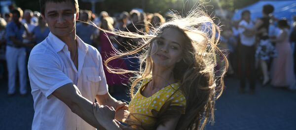 Молодые люди танцуют  - Sputnik Ўзбекистон