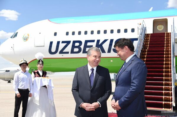 Президент Узбекистана Шавкат Мирзиёев прибыл в Бишкек на саммит ШОС - Sputnik Узбекистан