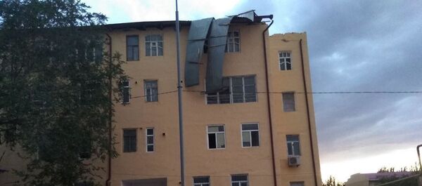 В Нукусе буря срывает кровли с крыш домов - жуткое видео - Sputnik Узбекистан