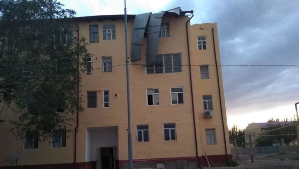 В Нукусе буря срывает кровли с крыш домов - жуткое видео - Sputnik Узбекистан