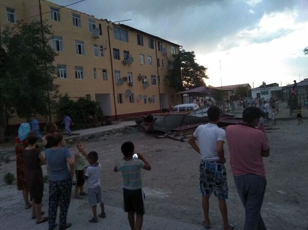 В Нукусе буря срывает кровлю с крыш домов – фото и видео - Sputnik Узбекистан