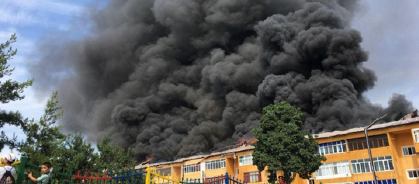 Крупный пожар в Андижане: горит крыша новостройки - видео - Sputnik Узбекистан