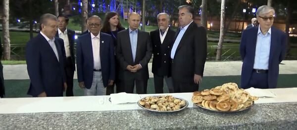 Президент Таджикистана Эмомали Рахмон устроил вечер Дружбы для участников Пятого саммита Совещания по взаимодействию и мерам доверия в Азии Президент Таджикистана Эмомали Рахмон устроил вечер Дружбы для участников Пятого саммита Совещания по взаимодействию и мерам доверия в Азии - Sputnik Ўзбекистон