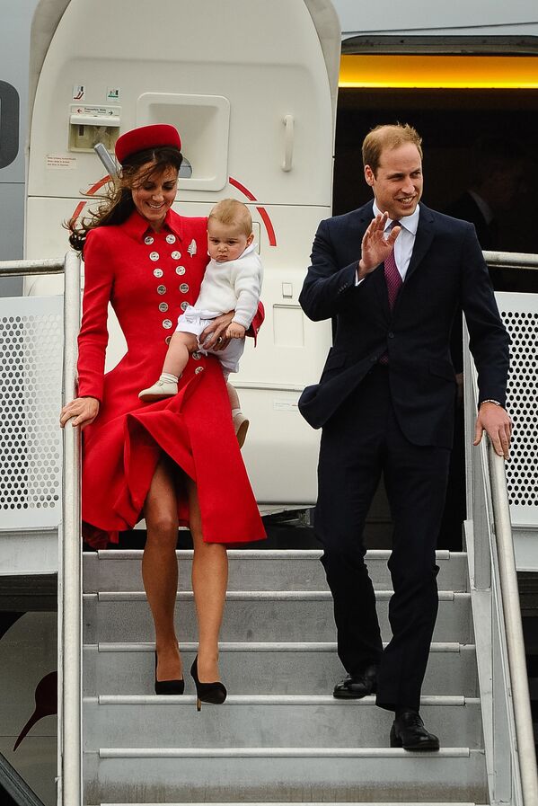 Принц Уильяма с женой Кейт Миддлтон и ребенком в аэропорту Веллингтона, Новая Зеландия. - Sputnik Узбекистан