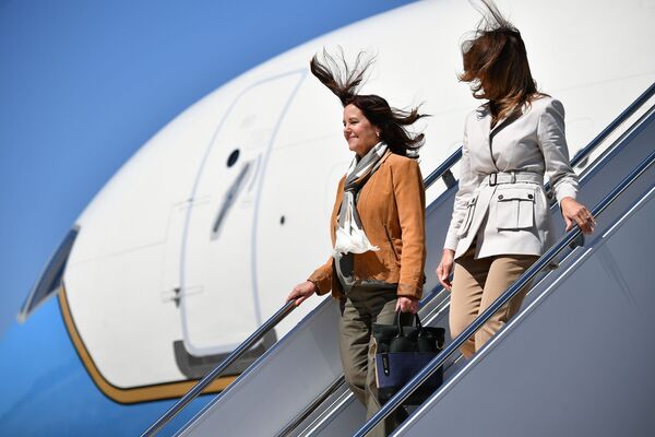 Первая леди США Мелания Трамп и жена вице-президента США Майка Пенса Карен Пенс покидают самолет после прибытия в Форт-Брэгг в Северной Каролине. - Sputnik Узбекистан