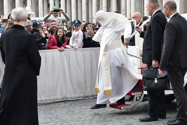 Папа Римский Франциск во время сильного ветра в Ватикане  - Sputnik Ўзбекистон