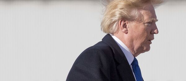 Президент США Дональд Трамп во время посадки в самолет Президент США Дональд Трамп во время посадки в самолет - Sputnik Ўзбекистон