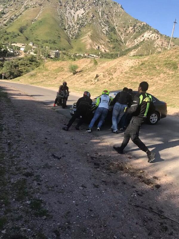 Байкеры помогли застрявшей на дороге в Чимган семье с двумя детьми - Sputnik Узбекистан