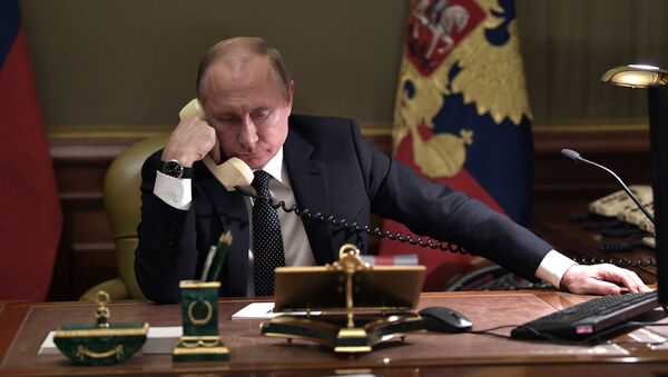 Президент РФ Владимир Путин во время телефонного разговора - Sputnik Узбекистан