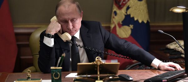 Президент РФ Владимир Путин во время телефонного разговора Президент РФ Владимир Путин во время телефонного разговора - Sputnik Ўзбекистон