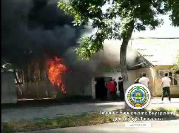 В Ташкенте произошло сразу два пожара в одном районе - фото В Ташкенте произошло сразу два пожара в одном районе - фото - Sputnik Узбекистан