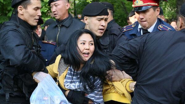 Полиция Казахстана задерживает протестующих простив авторитарно режима и досрочных президентских выборов во время оппозиционного митинга в  Алма-Ате - Sputnik Ўзбекистон
