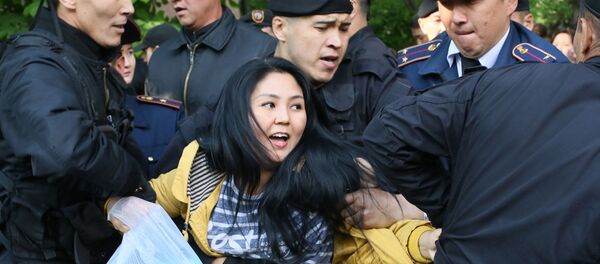 Полиция Казахстана задерживает протестующих простив авторитарно режима и досрочных президентских выборов во время оппозиционного митинга в  Алма-Ате Полиция Казахстана задерживает протестующих простив авторитарно режима и досрочных президентских выборов во время оппозиционного митинга в  Алма-Ате - Sputnik Ўзбекистон