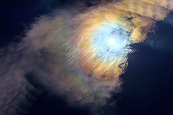 Снимок Seven-colour feather of the moon китайского фотографа Yiming Li, вошедший в шортлист конкурса Insight Investment Astronomy Photographer Of The Year 2019 - Sputnik Узбекистан