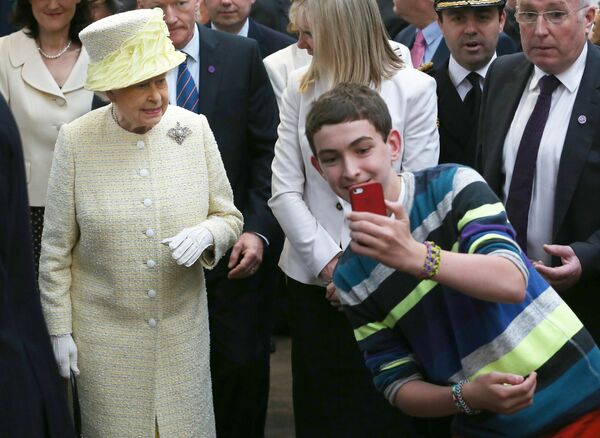 Мальчик во время селфи с королевой Великобритании Елизаветой II - Sputnik Ўзбекистон
