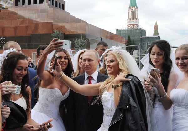  Президент РФ Владимир Путин на торжественной церемонии открытия Дня города на Красной площади в Москве - Sputnik Узбекистан