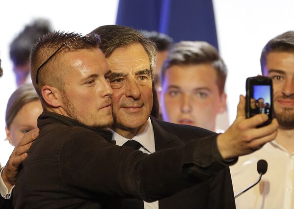 Кандидат в президенты Франции Франсуа Фийон делает селфи со сторонником после предвыборной встречи в Тулоне - Sputnik Узбекистан